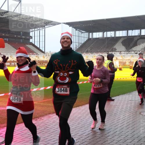 07.12.2025 - St. Pauli X-Mass-Run No. 15 Luisa Fischer http://msf.ph/oto/9386990 07.12.2025 10:21:47 Ziel 3849, 3848, 4117, 3384, 1326, 149, 270, 1326, 1386, 1407, 1898, 1900, 2173, 2565, 2927, 2997, 3062, 3091, 3384, 3540, 3541, 3848, 3849, 3984, 3988, 4117, 4158, 4169, 4170, 4338 meine-sportfotos.de