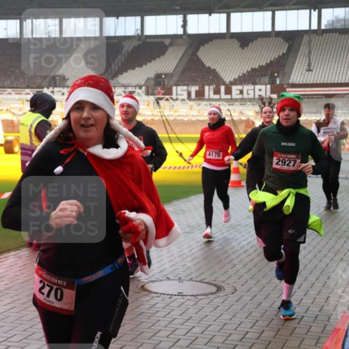 07.12.2025 - St. Pauli X-Mass-Run No. 15 Luisa Fischer http://msf.ph/oto/9387031 07.12.2025 10:21:52 Ziel 15, 270, 4170, 2927, 149, 270, 1326, 1386, 1407, 1898, 1900, 2173, 2565, 2927, 2997, 3062, 3091, 3384, 3540, 3541, 3848, 3849, 3984, 3988, 4117, 4158, 4169, 4170, 4338 meine-sportfotos.de