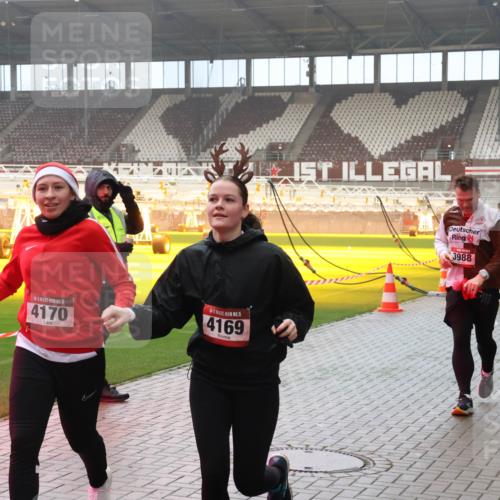 07.12.2025 - St. Pauli X-Mass-Run No. 15 Luisa Fischer http://msf.ph/oto/9387053 07.12.2025 10:21:54 Ziel 15, 4170, 5, 4169, 3988, 4156, 149, 270, 1326, 1386, 1407, 1898, 1900, 2173, 2565, 2927, 2997, 3062, 3091, 3384, 3540, 3541, 3848, 3849, 3984, 3988, 4117, 4158, 4169, 4170, 4338 meine-sportfotos.de