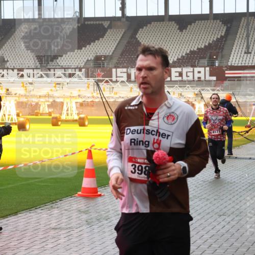 07.12.2025 - St. Pauli X-Mass-Run No. 15 Luisa Fischer http://msf.ph/oto/9387086 07.12.2025 10:21:56 Ziel 22, 398, 4171, 4158, 149, 270, 1326, 1386, 1407, 1898, 1900, 2173, 2565, 2927, 2997, 3062, 3091, 3384, 3540, 3541, 3848, 3849, 3984, 3988, 4117, 4158, 4169, 4170, 4338 meine-sportfotos.de