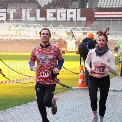 07.12.2025 - St. Pauli X-Mass-Run No. 15 Luisa Fischer http://msf.ph/oto/9387089 07.12.2025 10:21:58 Ziel 22, 15, 4171, 5, 4158, 3062, 149, 270, 1326, 1386, 1407, 1898, 1900, 2173, 2565, 2927, 2944, 2997, 3062, 3091, 3384, 3540, 3541, 3848, 3849, 3984, 3988, 4117, 4158, 4169, 4170, 4338 meine-sportfotos.de