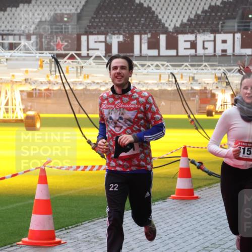 07.12.2025 - St. Pauli X-Mass-Run No. 15 Luisa Fischer http://msf.ph/oto/9387092 07.12.2025 10:21:59 Ziel 22, 22, 5, 158, 3062, 149, 270, 1326, 1386, 1407, 1898, 1900, 2173, 2565, 2927, 2944, 2997, 3062, 3091, 3384, 3540, 3541, 3848, 3849, 3984, 3988, 4117, 4158, 4169, 4170, 4338 meine-sportfotos.de