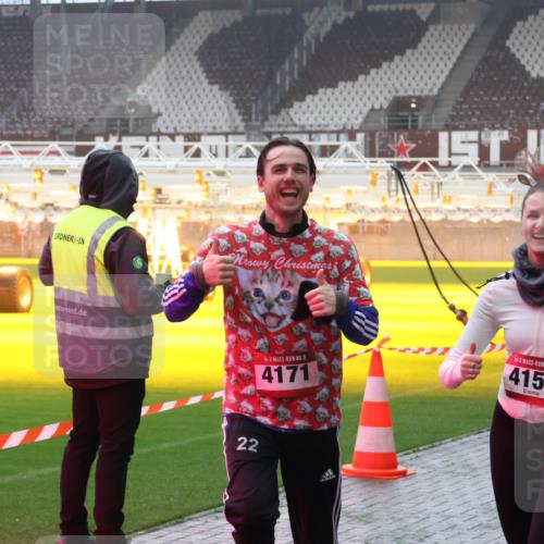 07.12.2025 - St. Pauli X-Mass-Run No. 15 Luisa Fischer http://msf.ph/oto/9387097 07.12.2025 10:22:00 Ziel 1, 15, 4171, 15, 4158, 22, 149, 270, 1326, 1386, 1407, 1898, 1900, 2173, 2565, 2927, 2944, 2997, 3062, 3091, 3384, 3540, 3541, 3848, 3849, 3984, 3988, 4117, 4158, 4169, 4170, 4338 meine-sportfotos.de