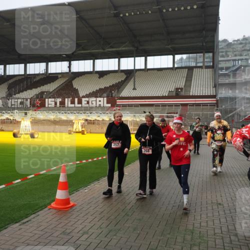 07.12.2025 - St. Pauli X-Mass-Run No. 15 Fabian Wolf http://msf.ph/oto/9387124 07.12.2025 10:17:21 Ziel 257, 268, 2688, 3229, 3522, 3874, 4114, 4339, 4764 meine-sportfotos.de