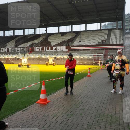 07.12.2025 - St. Pauli X-Mass-Run No. 15 Fabian Wolf http://msf.ph/oto/9387148 07.12.2025 10:17:24 Ziel 257, 268, 2688, 2725, 3522, 3874, 4114, 4339, 4764 meine-sportfotos.de