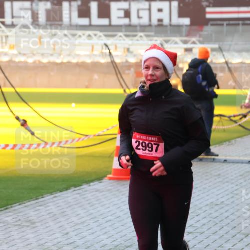 07.12.2025 - St. Pauli X-Mass-Run No. 15 Luisa Fischer http://msf.ph/oto/9387177 07.12.2025 10:22:12 Ziel 15, 2997, 149, 270, 1326, 1488, 2927, 2944, 2945, 2997, 3062, 3091, 3384, 3540, 3541, 3848, 3849, 3988, 3999, 4000, 4117, 4158, 4169, 4170, 4321, 4322, 4323, 4415 meine-sportfotos.de