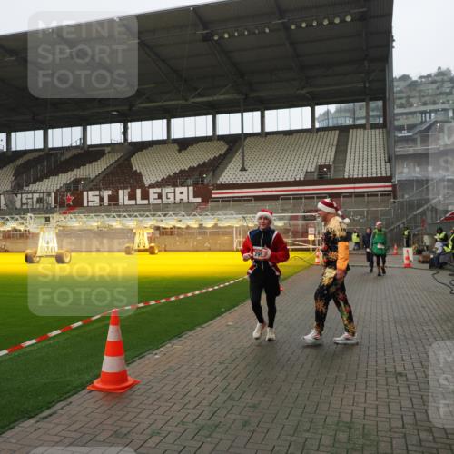 07.12.2025 - St. Pauli X-Mass-Run No. 15 Fabian Wolf http://msf.ph/oto/9387215 07.12.2025 10:17:33 Ziel 1161, 1162, 2688, 2725, 2952, 4114, 4127, 4339 meine-sportfotos.de
