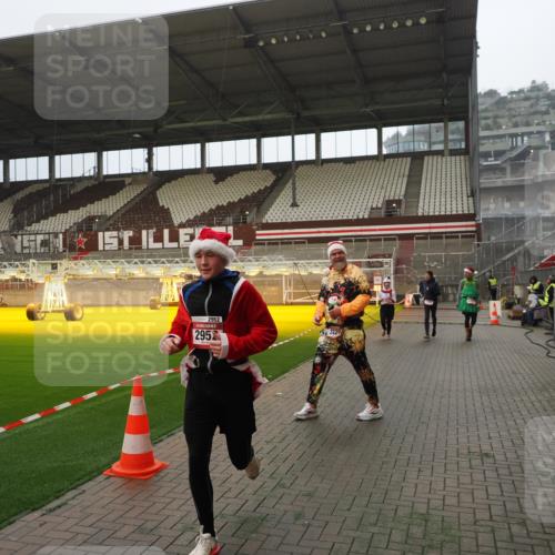 07.12.2025 - St. Pauli X-Mass-Run No. 15 Fabian Wolf http://msf.ph/oto/9387233 07.12.2025 10:17:34 Ziel 1161, 1162, 2688, 2725, 2952, 4114, 4127, 4339 meine-sportfotos.de