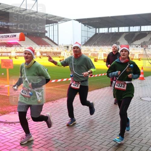 07.12.2025 - St. Pauli X-Mass-Run No. 15 Luisa Fischer http://msf.ph/oto/9387239 07.12.2025 10:22:25 Ziel 4321, 4322, 4323, 1371, 1488, 2817, 2818, 2819, 2944, 2945, 2997, 3431, 3736, 3999, 4000, 4158, 4169, 4170, 4321, 4322, 4323, 4415, 4774 meine-sportfotos.de