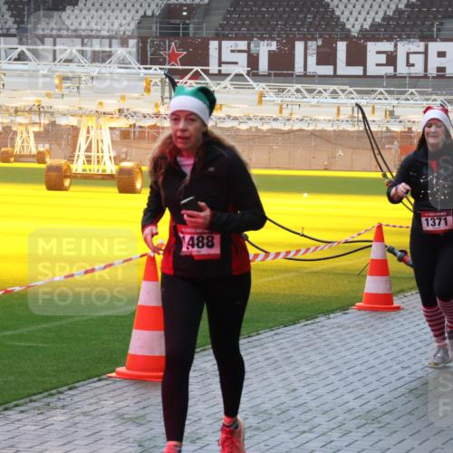 07.12.2025 - St. Pauli X-Mass-Run No. 15 Luisa Fischer http://msf.ph/oto/9387294 07.12.2025 10:22:33 Ziel 488, 1371, 3736, 1371, 1488, 2184, 2817, 2818, 2819, 2944, 2945, 3431, 3736, 3999, 4000, 4321, 4322, 4323, 4415, 4771, 4774, 4781 meine-sportfotos.de