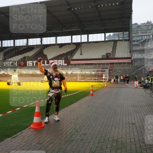 07.12.2025 - St. Pauli X-Mass-Run No. 15 Fabian Wolf http://msf.ph/oto/9387299 07.12.2025 10:17:39 Ziel 1161, 1162, 2688, 2725, 2952, 4127 meine-sportfotos.de