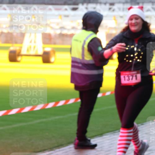07.12.2025 - St. Pauli X-Mass-Run No. 15 Luisa Fischer http://msf.ph/oto/9387341 07.12.2025 10:22:35 Ziel 1371, 17, 1371, 1488, 2184, 2817, 2818, 2819, 2944, 2945, 3431, 3736, 3999, 4000, 4321, 4322, 4323, 4415, 4771, 4774, 4781 meine-sportfotos.de