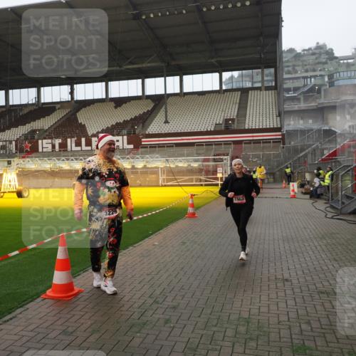 07.12.2025 - St. Pauli X-Mass-Run No. 15 Fabian Wolf http://msf.ph/oto/9387396 07.12.2025 10:17:45 Ziel 1161, 1162, 1963, 2663, 2952, 3804, 4127, 4227 meine-sportfotos.de