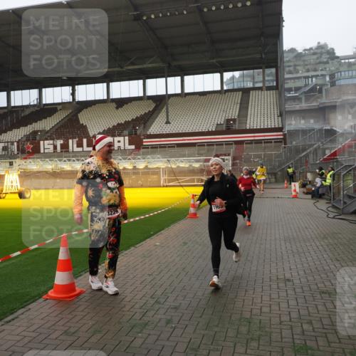07.12.2025 - St. Pauli X-Mass-Run No. 15 Fabian Wolf http://msf.ph/oto/9387404 07.12.2025 10:17:45 Ziel 1161, 1162, 1963, 2663, 2952, 3804, 4127, 4227 meine-sportfotos.de