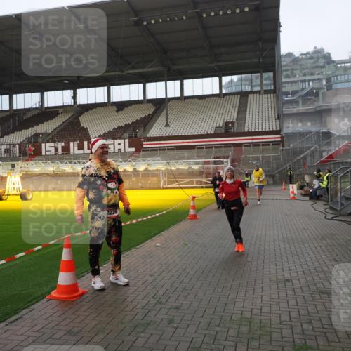 07.12.2025 - St. Pauli X-Mass-Run No. 15 Fabian Wolf http://msf.ph/oto/9387429 07.12.2025 10:17:47 Ziel 1161, 1162, 1963, 2663, 2952, 3804, 4127, 4227 meine-sportfotos.de