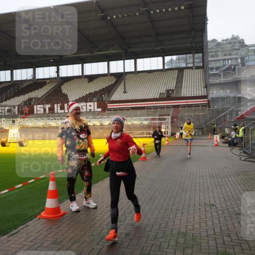 07.12.2025 - St. Pauli X-Mass-Run No. 15 Fabian Wolf http://msf.ph/oto/9387433 07.12.2025 10:17:48 Ziel 1161, 1162, 1963, 2663, 3804, 4127, 4227 meine-sportfotos.de