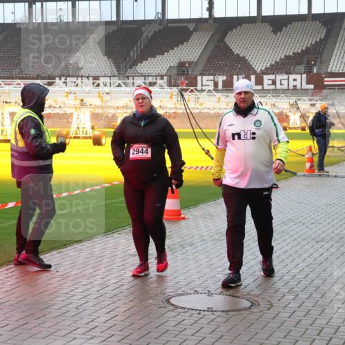 07.12.2025 - St. Pauli X-Mass-Run No. 15 Luisa Fischer http://msf.ph/oto/9387441 07.12.2025 10:22:51 Ziel 2944, 2184, 4774, 715, 739, 1371, 1488, 1636, 2184, 2817, 2818, 2819, 3431, 3736, 3999, 4000, 4321, 4322, 4323, 4415, 4419, 4509, 4539, 4771, 4774, 4781 meine-sportfotos.de