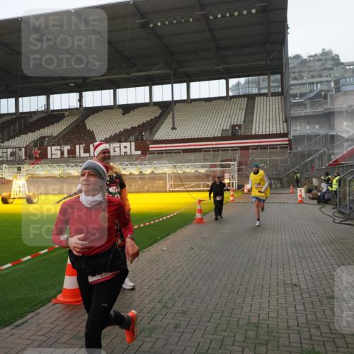 07.12.2025 - St. Pauli X-Mass-Run No. 15 Fabian Wolf http://msf.ph/oto/9387443 07.12.2025 10:17:48 Ziel 1161, 1162, 1963, 2663, 3804, 4127, 4227 meine-sportfotos.de