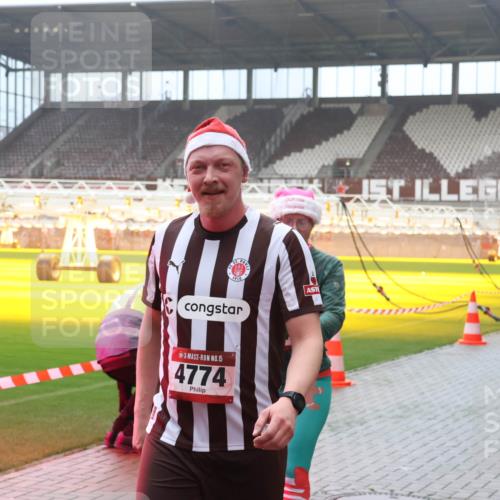 07.12.2025 - St. Pauli X-Mass-Run No. 15 Luisa Fischer http://msf.ph/oto/9387467 07.12.2025 10:23:03 Ziel 15, 4774, 715, 739, 794, 1371, 1636, 2184, 2638, 2817, 2818, 2819, 3431, 3736, 3780, 4287, 4407, 4411, 4419, 4509, 4539, 4771, 4774, 4781 meine-sportfotos.de