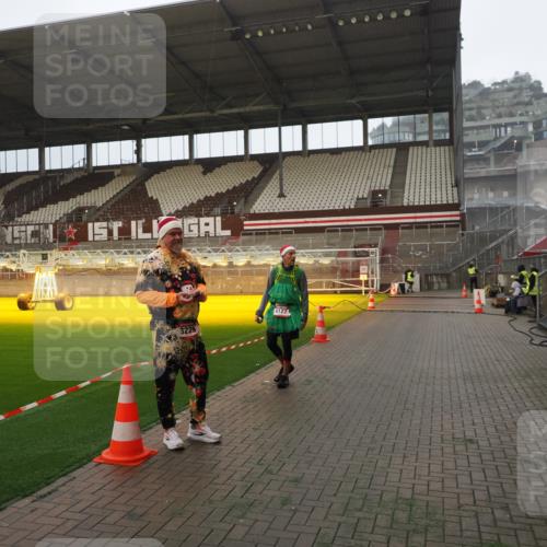 07.12.2025 - St. Pauli X-Mass-Run No. 15 Fabian Wolf http://msf.ph/oto/9387540 07.12.2025 10:17:58 Ziel 1963, 2663, 3804, 4227 meine-sportfotos.de