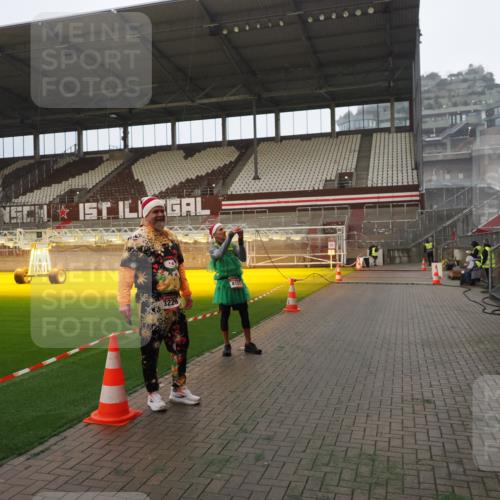07.12.2025 - St. Pauli X-Mass-Run No. 15 Fabian Wolf http://msf.ph/oto/9387589 07.12.2025 10:18:02 Ziel 4227 meine-sportfotos.de
