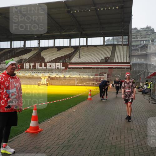 07.12.2025 - St. Pauli X-Mass-Run No. 15 Fabian Wolf http://msf.ph/oto/9387632 07.12.2025 10:18:27 Ziel 243, 264, 269, 2049, 3520, 3606, 3608, 4540 meine-sportfotos.de