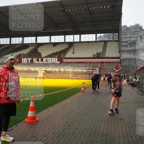 07.12.2025 - St. Pauli X-Mass-Run No. 15 Fabian Wolf http://msf.ph/oto/9387641 07.12.2025 10:18:27 Ziel 243, 264, 269, 2049, 3520, 3606, 3608, 4540 meine-sportfotos.de
