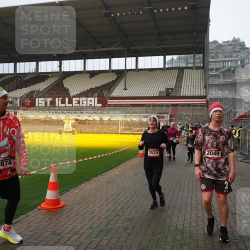 07.12.2025 - St. Pauli X-Mass-Run No. 15 Fabian Wolf http://msf.ph/oto/9387666 07.12.2025 10:18:31 Ziel 243, 264, 269, 1607, 1671, 2049, 2631, 3520, 3606, 3608, 4540 meine-sportfotos.de