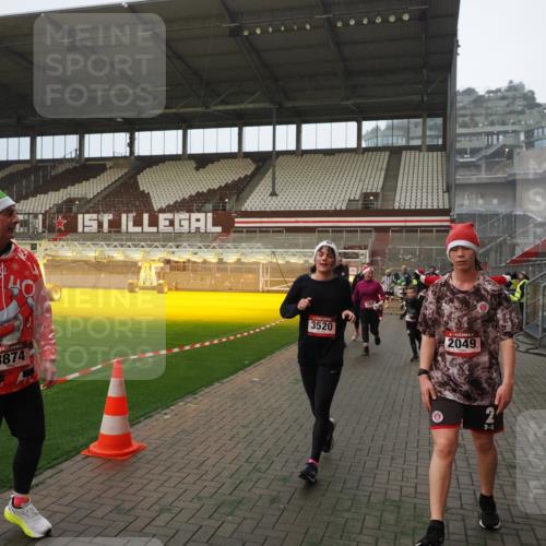 07.12.2025 - St. Pauli X-Mass-Run No. 15 Fabian Wolf http://msf.ph/oto/9387670 07.12.2025 10:18:31 Ziel 243, 264, 269, 1607, 1671, 2049, 2631, 3520, 3606, 3608, 4540 meine-sportfotos.de
