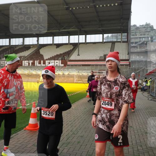07.12.2025 - St. Pauli X-Mass-Run No. 15 Fabian Wolf http://msf.ph/oto/9387690 07.12.2025 10:18:32 Ziel 243, 264, 269, 1607, 1671, 2049, 2631, 2925, 3520, 3608, 4540 meine-sportfotos.de