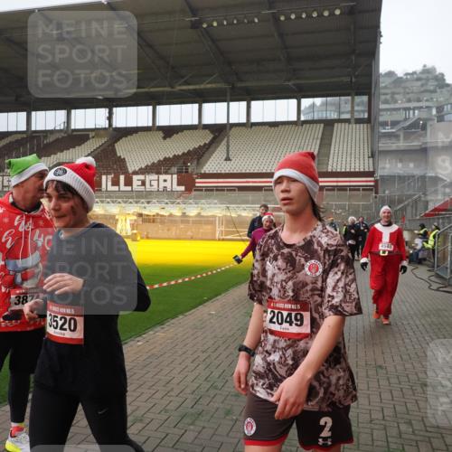 07.12.2025 - St. Pauli X-Mass-Run No. 15 Fabian Wolf http://msf.ph/oto/9387694 07.12.2025 10:18:32 Ziel 243, 264, 269, 1607, 1671, 2049, 2631, 2925, 3520, 3608, 4540 meine-sportfotos.de