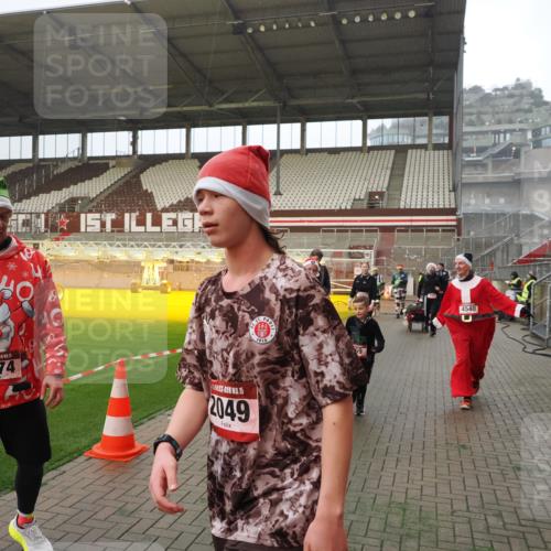 07.12.2025 - St. Pauli X-Mass-Run No. 15 Fabian Wolf http://msf.ph/oto/9387701 07.12.2025 10:18:33 Ziel 243, 264, 269, 1607, 1671, 2049, 2631, 2925, 3520, 3608, 4540 meine-sportfotos.de