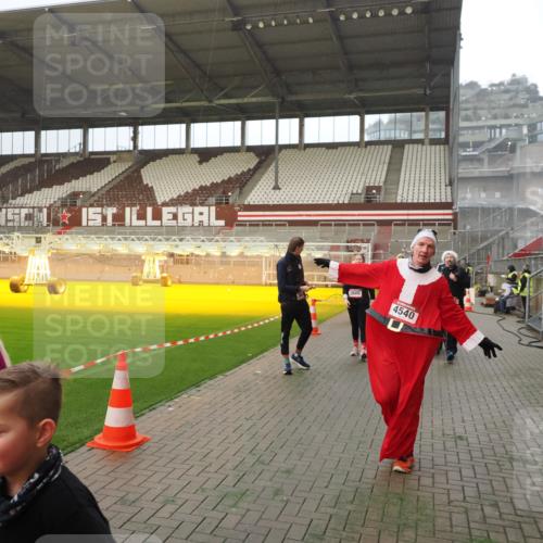 07.12.2025 - St. Pauli X-Mass-Run No. 15 Fabian Wolf http://msf.ph/oto/9387736 07.12.2025 10:18:35 Ziel 243, 264, 269, 1607, 1671, 2049, 2631, 2925, 3520, 4540 meine-sportfotos.de