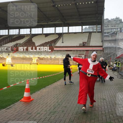 07.12.2025 - St. Pauli X-Mass-Run No. 15 Fabian Wolf http://msf.ph/oto/9387741 07.12.2025 10:18:35 Ziel 243, 264, 269, 1607, 1671, 2049, 2631, 2925, 3520, 4540 meine-sportfotos.de