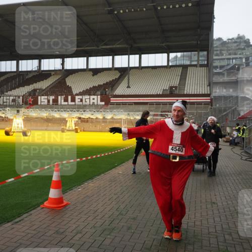 07.12.2025 - St. Pauli X-Mass-Run No. 15 Fabian Wolf http://msf.ph/oto/9387748 07.12.2025 10:18:35 Ziel 243, 264, 269, 1607, 1671, 2049, 2631, 2925, 3520, 4540 meine-sportfotos.de