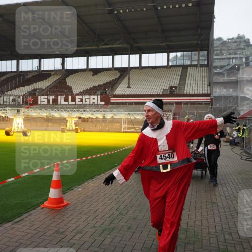 07.12.2025 - St. Pauli X-Mass-Run No. 15 Fabian Wolf http://msf.ph/oto/9387755 07.12.2025 10:18:36 Ziel 243, 264, 269, 1607, 1671, 2049, 2631, 2925, 3520, 4524, 4540 meine-sportfotos.de