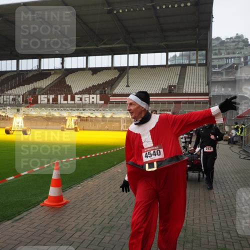 07.12.2025 - St. Pauli X-Mass-Run No. 15 Fabian Wolf http://msf.ph/oto/9387759 07.12.2025 10:18:36 Ziel 243, 264, 269, 1607, 1671, 2049, 2631, 2925, 3520, 4524, 4540 meine-sportfotos.de