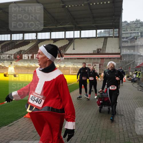 07.12.2025 - St. Pauli X-Mass-Run No. 15 Fabian Wolf http://msf.ph/oto/9387768 07.12.2025 10:18:36 Ziel 243, 264, 269, 1607, 1671, 2049, 2631, 2925, 3520, 4524, 4540 meine-sportfotos.de