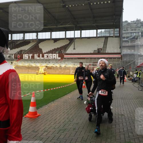 07.12.2025 - St. Pauli X-Mass-Run No. 15 Fabian Wolf http://msf.ph/oto/9387777 07.12.2025 10:18:37 Ziel 243, 264, 269, 1607, 1671, 2631, 2925, 3520, 3862, 4521, 4522, 4524, 4540 meine-sportfotos.de