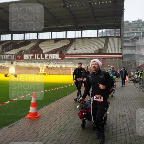07.12.2025 - St. Pauli X-Mass-Run No. 15 Fabian Wolf http://msf.ph/oto/9387781 07.12.2025 10:18:37 Ziel 243, 264, 269, 1607, 1671, 2631, 2925, 3520, 3862, 4521, 4522, 4524, 4540 meine-sportfotos.de