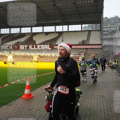 07.12.2025 - St. Pauli X-Mass-Run No. 15 Fabian Wolf http://msf.ph/oto/9387789 07.12.2025 10:18:37 Ziel 243, 264, 269, 1607, 1671, 2631, 2925, 3520, 3862, 4521, 4522, 4524, 4540 meine-sportfotos.de