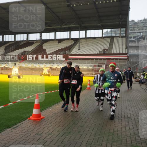 07.12.2025 - St. Pauli X-Mass-Run No. 15 Fabian Wolf http://msf.ph/oto/9387810 07.12.2025 10:18:38 Ziel 243, 264, 269, 1607, 1671, 2631, 2925, 3520, 3862, 4521, 4522, 4524, 4540, 4547 meine-sportfotos.de