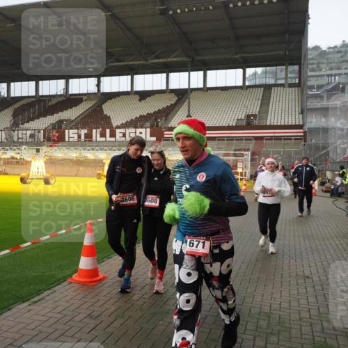 07.12.2025 - St. Pauli X-Mass-Run No. 15 Fabian Wolf http://msf.ph/oto/9387831 07.12.2025 10:18:39 Ziel 243, 264, 269, 1034, 1607, 1671, 2631, 2925, 3520, 3862, 4521, 4522, 4524, 4540, 4547 meine-sportfotos.de