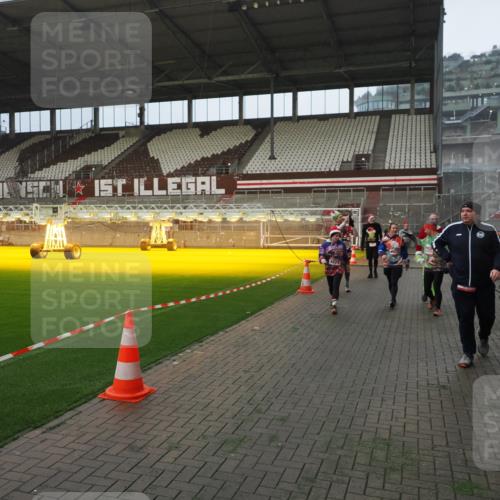 07.12.2025 - St. Pauli X-Mass-Run No. 15 Fabian Wolf http://msf.ph/oto/9387896 07.12.2025 10:18:44 Ziel 243, 264, 269, 721, 1034, 1607, 1671, 2152, 2631, 2925, 3862, 4521, 4522, 4524, 4547 meine-sportfotos.de