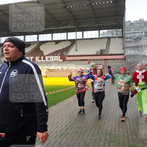 07.12.2025 - St. Pauli X-Mass-Run No. 15 Fabian Wolf http://msf.ph/oto/9387954 07.12.2025 10:18:47 Ziel 243, 721, 1034, 1607, 1671, 2152, 2631, 2925, 3862, 4521, 4522, 4524, 4547 meine-sportfotos.de