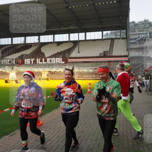 07.12.2025 - St. Pauli X-Mass-Run No. 15 Fabian Wolf http://msf.ph/oto/9387986 07.12.2025 10:18:49 Ziel 721, 1034, 1607, 1671, 2152, 2631, 2925, 3862, 4521, 4522, 4524, 4547 meine-sportfotos.de