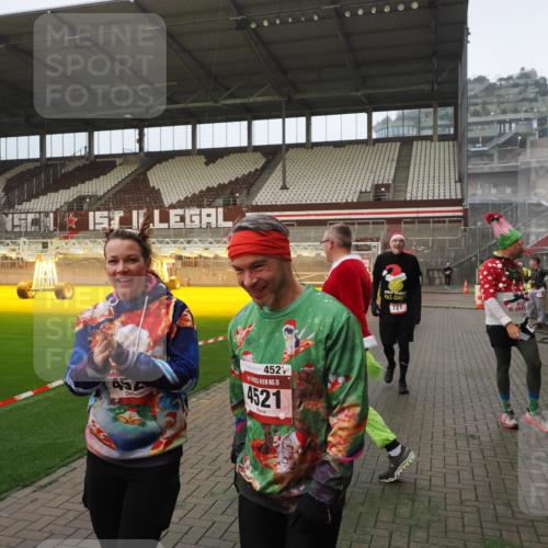 07.12.2025 - St. Pauli X-Mass-Run No. 15 Fabian Wolf http://msf.ph/oto/9387998 07.12.2025 10:18:50 Ziel 721, 1034, 1671, 2152, 2631, 2925, 3862, 4521, 4522, 4524, 4547 meine-sportfotos.de