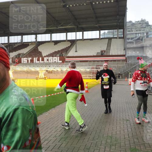 07.12.2025 - St. Pauli X-Mass-Run No. 15 Fabian Wolf http://msf.ph/oto/9388005 07.12.2025 10:18:51 Ziel 721, 1034, 2152, 2631, 2925, 3862, 4521, 4522, 4524, 4547 meine-sportfotos.de