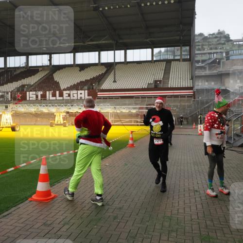 07.12.2025 - St. Pauli X-Mass-Run No. 15 Fabian Wolf http://msf.ph/oto/9388011 07.12.2025 10:18:51 Ziel 721, 1034, 2152, 2631, 2925, 3862, 4521, 4522, 4524, 4547 meine-sportfotos.de