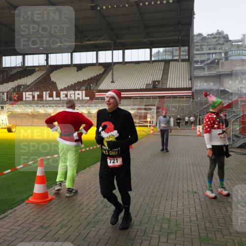 07.12.2025 - St. Pauli X-Mass-Run No. 15 Fabian Wolf http://msf.ph/oto/9388027 07.12.2025 10:18:52 Ziel 721, 1034, 2152, 2925, 3862, 4521, 4522, 4524, 4547 meine-sportfotos.de